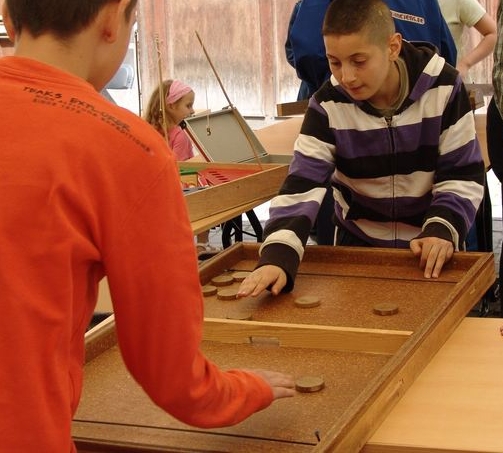 Jeux Anciens » Wood disc & rubber band game